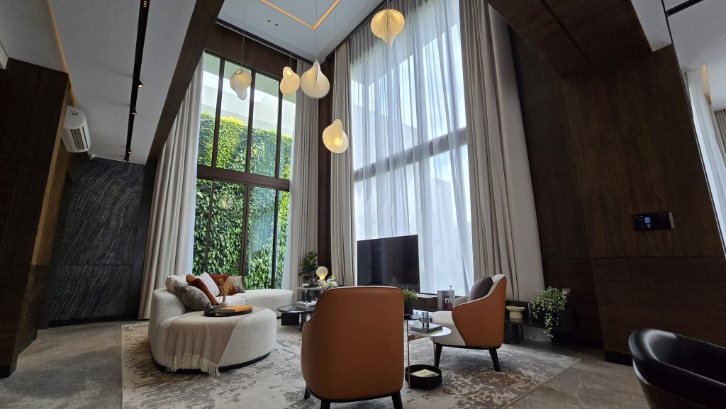 living room dengan double high ceiling show unit ardea heron tipe 11